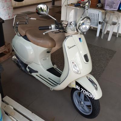 12 Vespa LXV 150 i.e.